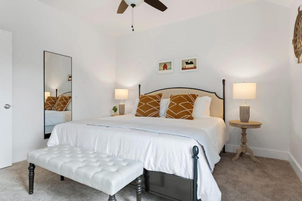 The Point Serene Hill Country Views with Pool & Hot Tub